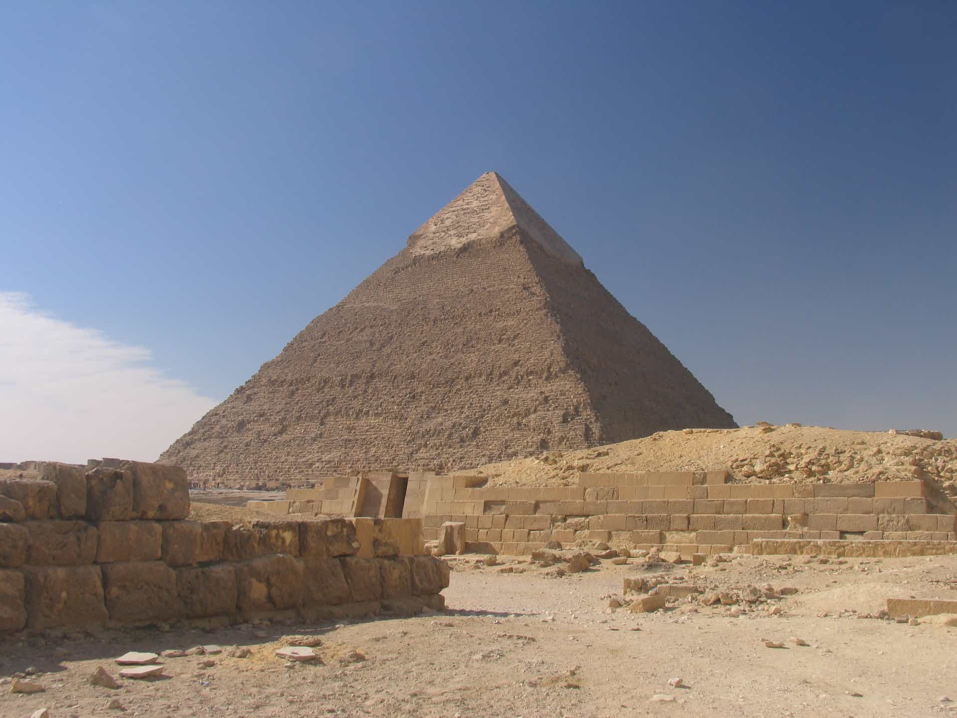 Chinese tourists flock to Egypt for the Pyramids!